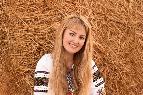 Atraktivní Dívka Dlouhými Vlasy Ukrajinské Vyshyvanka Pózování Mezi Balíky Oboru — Stock fotografie
