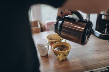 Kurabiye ve elmalı turta ile sıcak çay yapıyorum. 