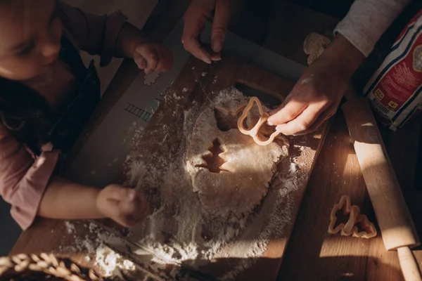 Mère Fille Font Des Biscuits Partir Pâte Dans Une Cuisine — Photo