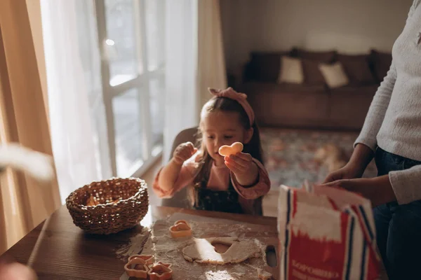 Mère Fille Font Des Biscuits Partir Pâte Dans Une Cuisine — Photo