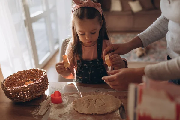 Mère Fille Font Des Biscuits Partir Pâte Dans Une Cuisine — Photo