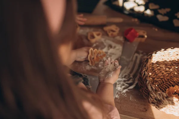 Mère Fille Font Des Biscuits Partir Pâte Dans Une Cuisine — Photo