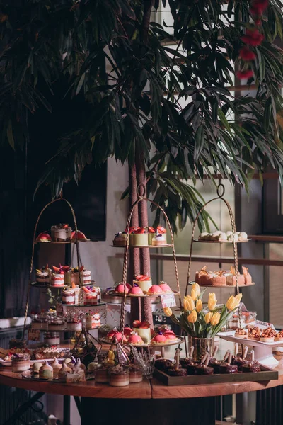 Buffet Avec Des Bonbons Dans Restaurant Gâteaux Pâtisseries Confiseries Gastronomiques — Photo