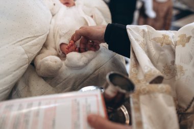 Kilisedeki küçük bir kızın vaftiz süreci. 