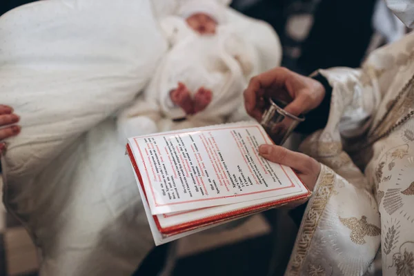 教会での少女の洗礼の過程 — ストック写真