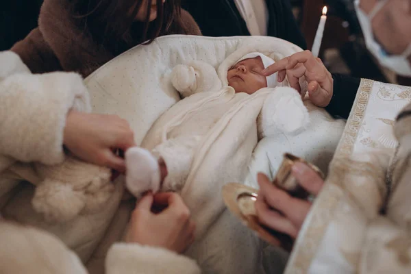 Processo Battesimo Una Bambina Nella Chiesa — Foto Stock