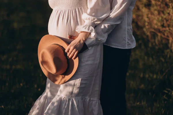 Güzel Elbiseli Hamile Bir Kadın Kocası Yaz Tarlasında Yürüyor — Stok fotoğraf