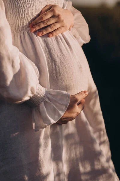 Jovem Grávida Belo Vestido Andando Campo Verão — Fotografia de Stock