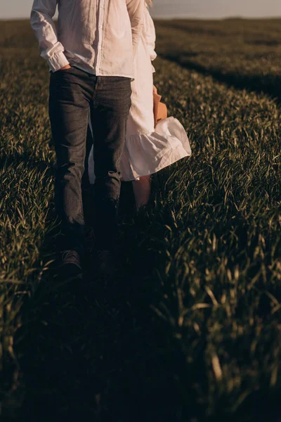 Mladá Těhotná Žena Krásných Šatech Její Manžel Kráčí Letním Poli — Stock fotografie