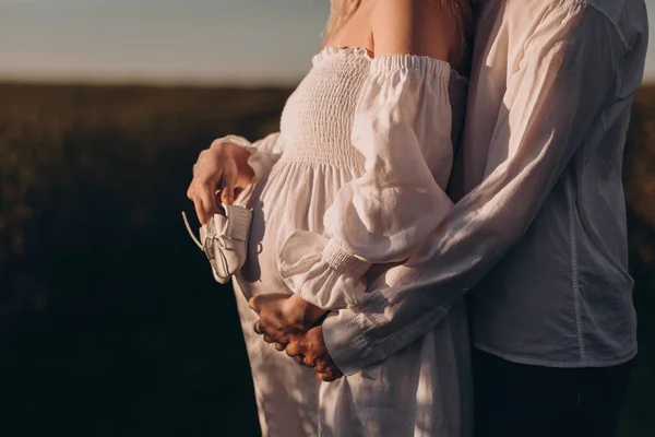 Mujer Embarazada Joven Hermoso Vestido Marido Caminando Campo Verano —  Fotos de Stock