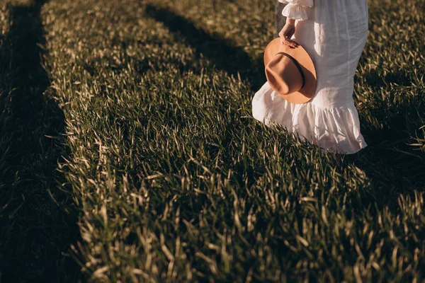 Yaz Tarlasında Yürüyen Güzel Elbiseli Hamile Bir Kadın — Stok fotoğraf