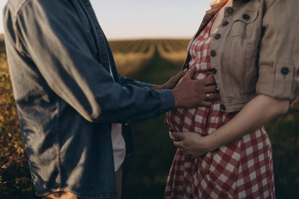 Mujer Embarazada Joven Hermoso Vestido Marido Caminando Campo Verano — Foto de Stock