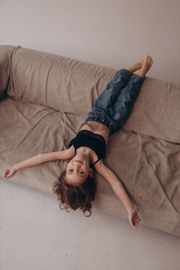 Küçük aktif kız koşuyor, zıplıyor ve eğleniyor 