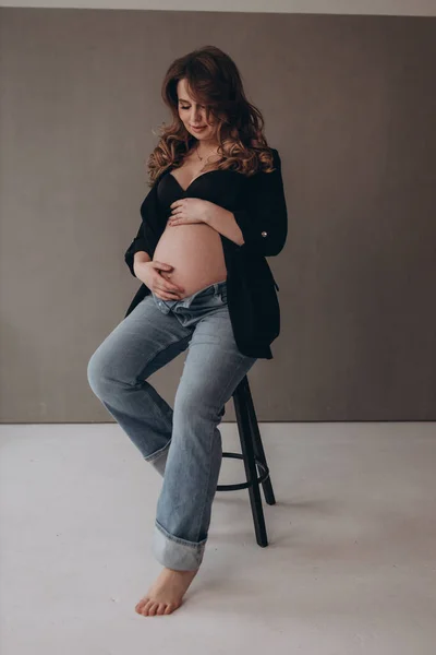 Joven Hermosa Mujer Embarazada Lujo Posando Sobre Fondo Sólido Muestra —  Fotos de Stock
