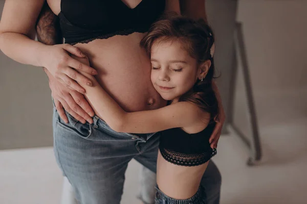 年轻的家庭 女儿和怀孕的母亲在怀孕期间拥抱 抚摸肚子和快乐 — 图库照片