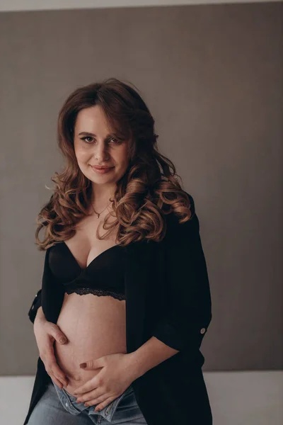 Ung Vacker Lyxig Gravid Kvinna Poserar Solid Bakgrund Och Visar — Stockfoto