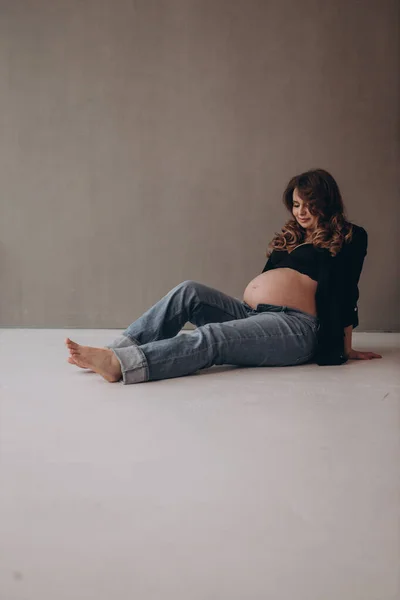 Joven Hermosa Mujer Embarazada Lujo Posando Sobre Fondo Sólido Muestra —  Fotos de Stock