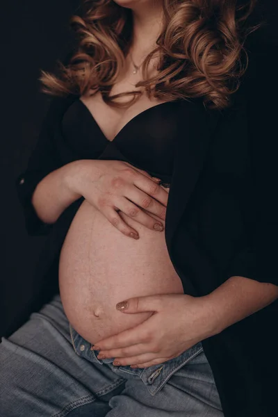 Jong Mooi Luxe Zwanger Vrouw Poseren Een Solide Achtergrond Toont — Stockfoto