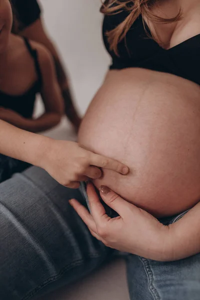 Pequena Filha Mãe Grávida Conjunto Alegram Futura Aparência Criança — Fotografia de Stock