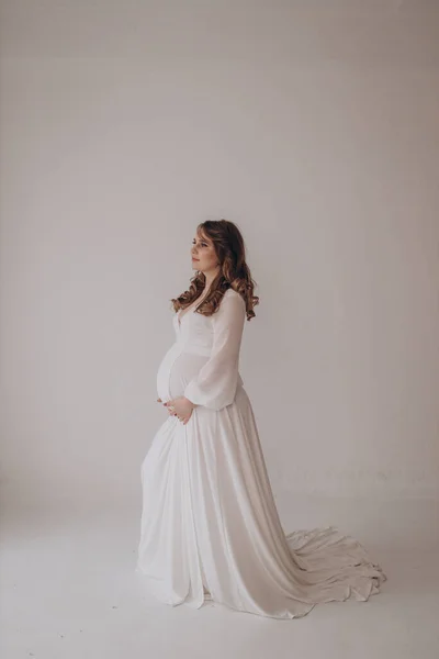 Młoda Piękna Luksusowa Kobieta Ciąży Pozuje Solidnym Tle Pokazuje Swój — Zdjęcie stockowe