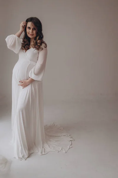 Jong Mooi Luxe Zwanger Vrouw Poseren Een Solide Achtergrond Toont — Stockfoto
