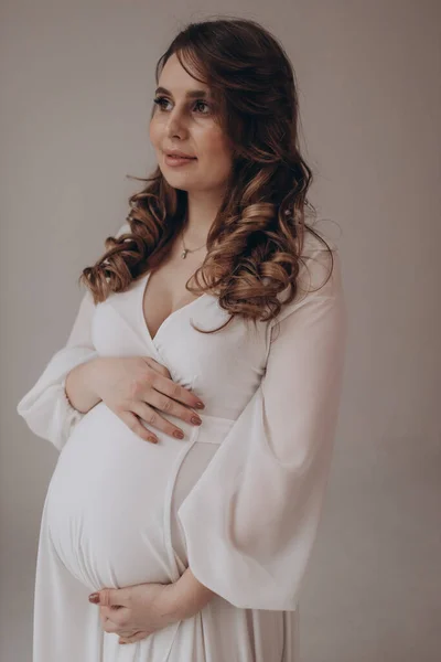 Ung Vacker Lyxig Gravid Kvinna Poserar Solid Bakgrund Och Visar — Stockfoto