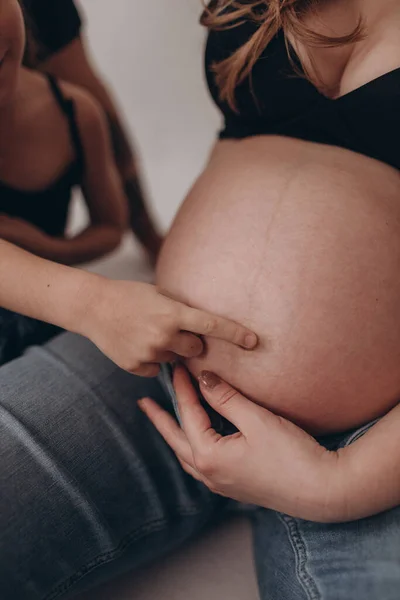 Küçük Kız Hamile Anne Birlikte Çocuğun Gelecekteki Haliyle Sevinirler Telifsiz Stok Fotoğraflar
