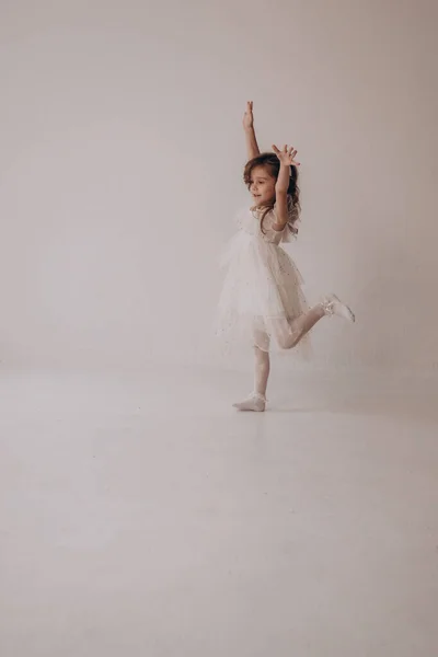 Küçük Aktif Kız Koşuyor Zıplıyor Eğleniyor Telifsiz Stok Imajlar
