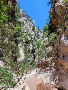 Beldibi nehir kanyonu, kuru nehir yatağı. Beldibi köyü, Kemer, Türkiye, Türkiye. Dağ manzarası.