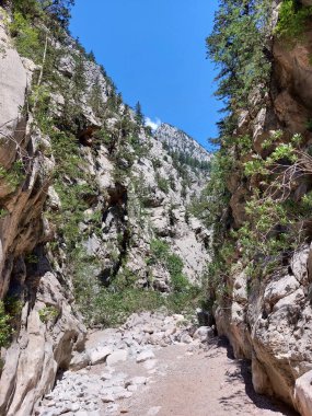 Beldibi nehir kanyonu, kuru nehir yatağı. Beldibi köyü, Kemer, Türkiye, Türkiye. Dağ manzarası.