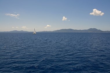 Yalnız beyaz yelken