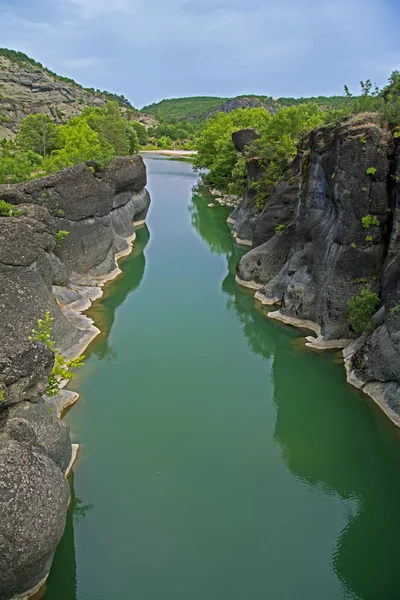 Pinios floden mellan klipporna nära Trikala, Grekland — Stockfoto