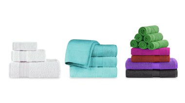 Beyaz arkaplanda izole edilmiş katlanmış renkli havlular.