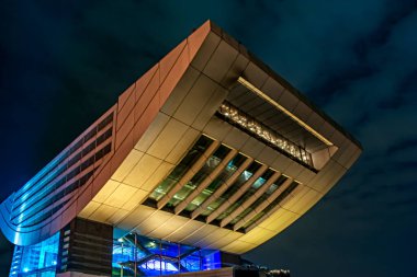 Hong Kong, Çin, SAR - 22 Şubat 2014: Victoria Tepesi 'ndeki Peak Tower, Hong Kong' un ve adanın en popüler izleme platformu. Perspektif düşük açı görünümü
