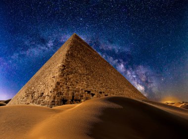 Gece çöl kumullarında Khafre Piramidi yıldızlara ve Samanyolu Galaksisine karşı. Giza, Mısır. Astrofotoğrafçılık, fantastik arka plan