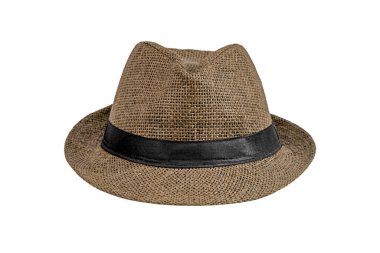 Kahverengi hasır şapka beyaz arka planda izole edilmiş. Siyah kurdeleli zarif geniş kenarlı şapka, ön manzara.