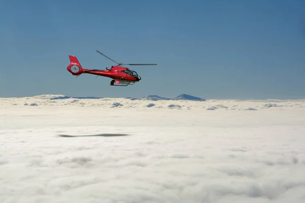 Красный Винный Вертолет Пролетает Над Белыми Облаками Голубом Небе Скалистыми — стоковое фото
