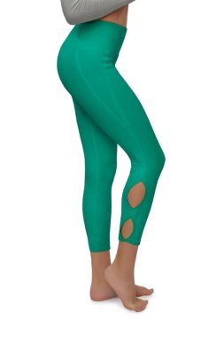 Beyaz arka planda izole edilmiş turkuaz spor deri tozluklu güzel ince kadın bacakları var. Şık kıyafetler, spor, güzellik, moda ve ince bacaklar kavramı