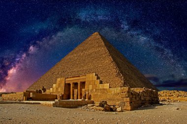 Seshemnufer IV ve Büyük Piramit 'in mastabasının girişi arka planda güzel gece gökyüzünün altında yıldızlar ve Samanyolu Galaksisi ile. Giza, Kahire, Mısır
