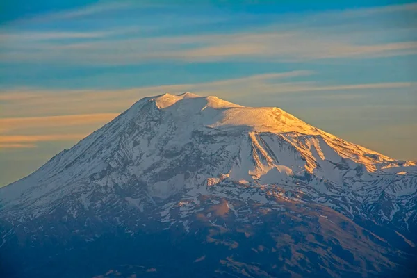 Gün Batımında Ararat Dağının Tepesinde Turuncu Güneş Işığıyla Aydınlatılan Erivan — Stok fotoğraf