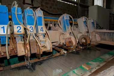 Granit levhaları kesen mavi sayılı dairesel testereli perspektif manzarası. Granit üretiminde. Soğutmak için su kullan. Sanayi geçmişi