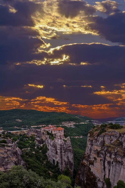 Gyönyörű Naplemente Meteorában Görögországban Hegyi Táj Meteora Sziklák Roussanou Kolostor — Stock Fotó