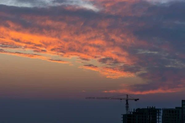 Silhouettes Bâtiments Construction Grue Coucher Soleil Orange Soirée Ville Ciel — Photo