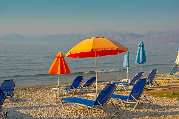 Narancssárga Strand Esernyők Kék Napozóágyak Tengerparton Naplementekor Világít Napfény — Stock Fotó