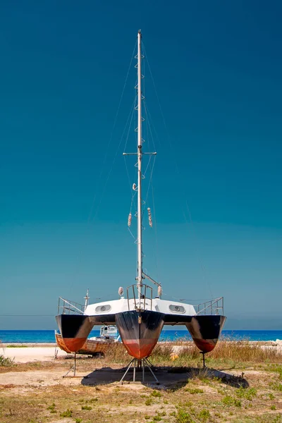 Contrast Fantastisch Vooraanzicht Van Oude Catamaran Zandstrand Tegen Helderblauwe Lucht — Stockfoto