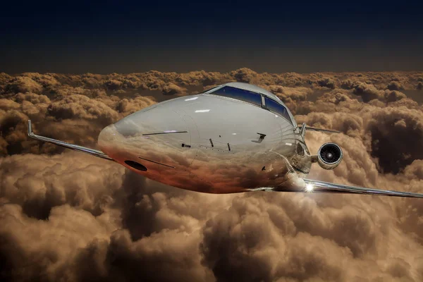 飞机在美丽的日落天空中飞行的前角广袤的视野 客机在戏剧性的云彩上空高空飞行 商务旅行和暑期旅行的概念 天空中喷气式飞机的对比场景 — 图库照片