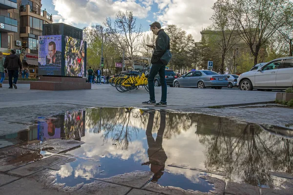 Yerevan Örményország 2022 Április Fiatalember Elmosódott Tükörképpel Sétál Tócsa Közelében — Stock Fotó