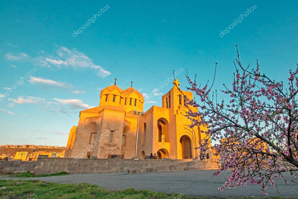 Catedral San Gregorio el Iluminador en Ereván, Armenia iluminada con