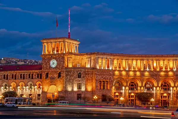亚美尼亚埃里温 2022年4月9日 亚美尼亚共和国政府大楼灯火通明 夜间在埃里温共和国广场设有钟塔 交通信号灯闪烁不定 — 图库照片