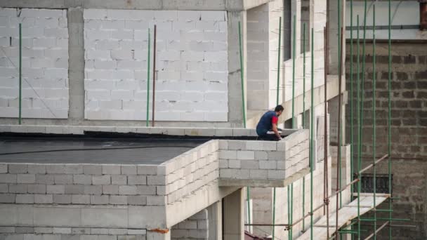 Yerevan Armenia August 2022 Worker Installing Resin Foil Building Roof Clip De Vídeo